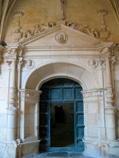 Puerta renacentista en el claustro de San Zoilo, en Carrión de los Condes. Guiarte.com/Ana Alvarez