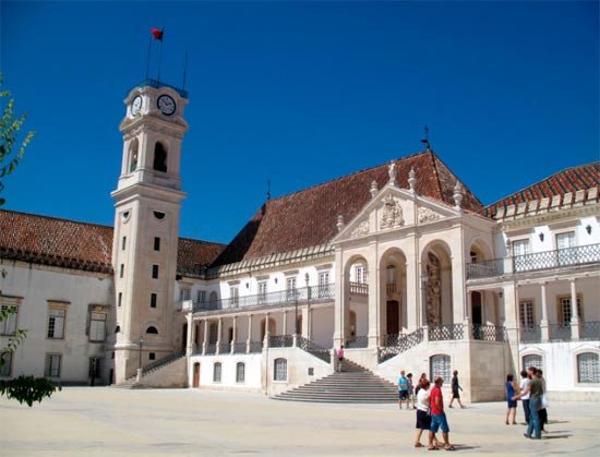 El patio de la Universidad de Coimbra suele estar concurrido por turistas y estudiantes. Foto Ana Álvarez. Guiarte Copyright.