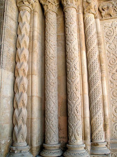 Capiteles tallados en la portada de la Catedral Vieja. Foto Ana Álvarez. Guiarte Copyright.