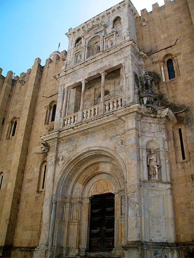 La fachada lateral de la Catedral Vieja, de estilo renacentista. Foto Ana Álvarez. Guiarte Copyright.