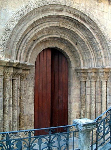 Fachada lateral de la Iglesia de Santiago de Coimbra. Foto Ana Álvarez. Guiarte Copyright.