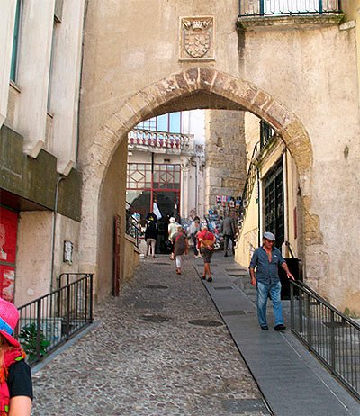 Entrada a la ciudad medieval de Coimbra. Foto Ana Álvarez. Guiarte Copyright.