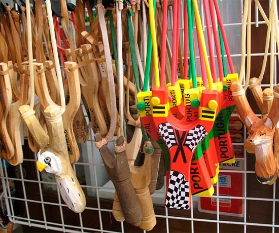 Tirachinas de madera en un pequeño comercio de Coimbra. Foto Ana Álvarez. Guiarte Copyright.