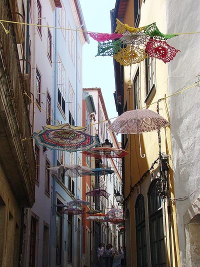 Una callejuela decorada con sombrillas hechas a mano. Foto Ana Álvarez. Guiarte Copyright.