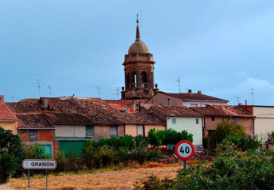 La torre de la iglesia parroquial domina el caserío de Grañón. Guiarte.com/Jose Holguera/http://www.grabadoyestampa.com/ .
