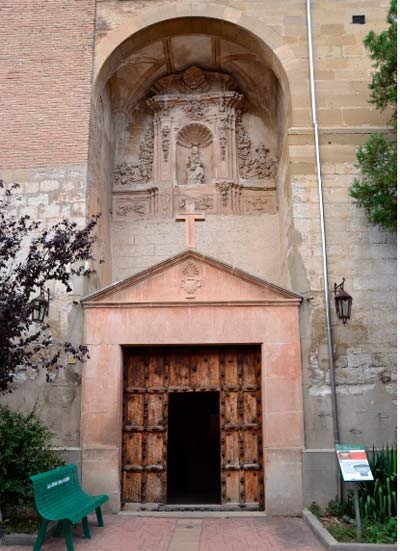 La elevada portada del templo de Redecilla del Camino, presidida por una imagen de la Virgen. Imagen de José Holguera (www.grabadoyestampa.com) para guiarte.com