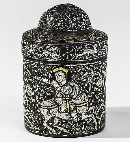 Tintero, Alta Mesopotamia o Persia occidental, ca. 1275, aleación de cobre, incrustación de oro y plata, alto 5,9 cm. Vaduz, Furusiyya Art Foundation