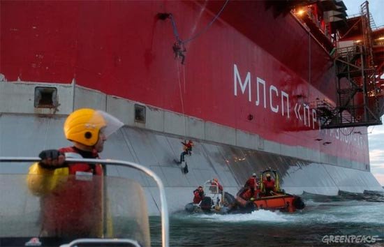 Cinco activistas de Greenpeace, intentando subir a la plataforma petrolera, el pasado 18 de septiembre. Imagen de Greeenpeace.