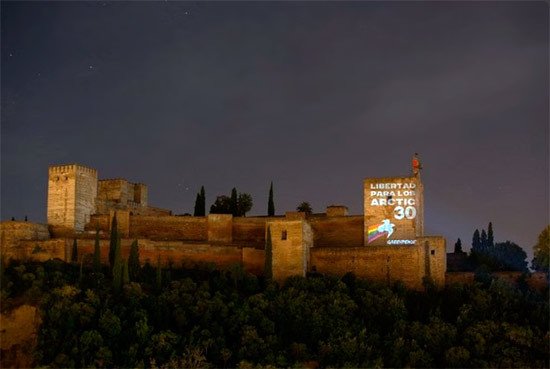 Una proyección sobre la Alhambra en apoyo de los detenidos. En todo el mundo se celebran actos de solidaridad con ellos. Imagen de Greenpeace