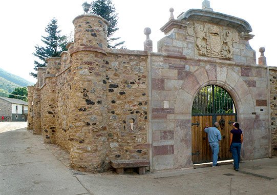 Entrada al palacio de Riolago de Babia, León. Guiarte.com/Manuel Fernández Miranda.