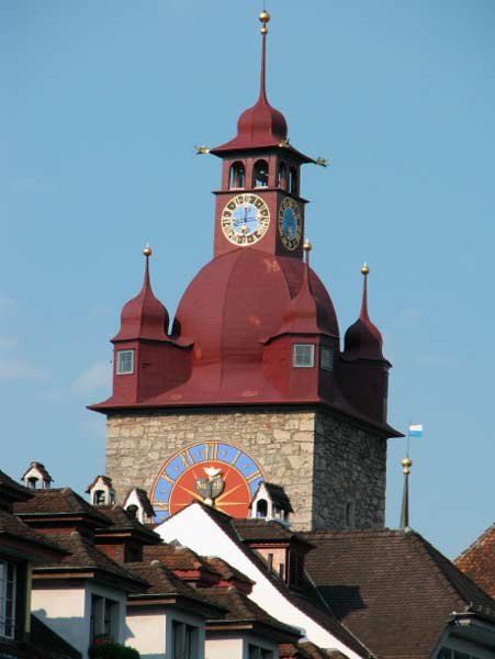 La torre del Antiguo Ayuntamiento, cerca del Reuss, formaba parte también de las antiguas defensas de la ciudad. Guiarte.com.Copyright