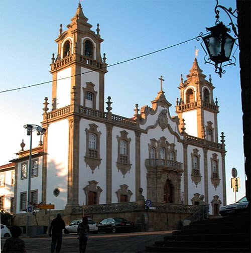 La hermosa fachada barroca de la iglesia de la Misericordia, en Viseo, al atardecer. Guiarte.com