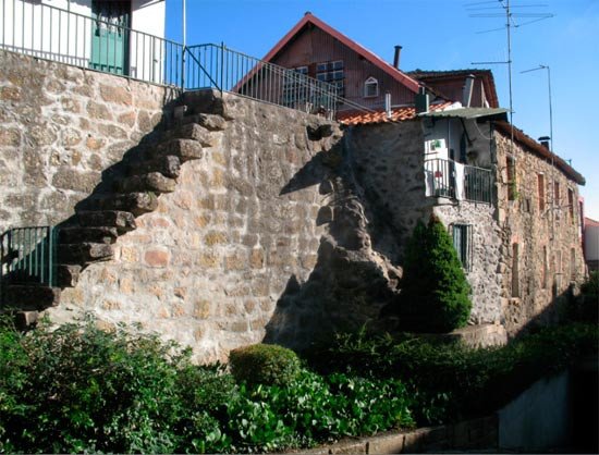 La muralla de Viseo, entroncada en las casas de la ciudad, en el entorno del Museo Grão Vasco. Guiarte.com