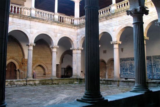 El claustro de la catedral de Viseo es uno de los mejores del Renacimiento en Portugal. Guiarte.com
