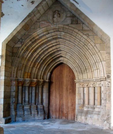 Una bella puerta de transición del Románico al Gótico une el  Claustro con el interior de la catedral de Viseo. Guiarte.com