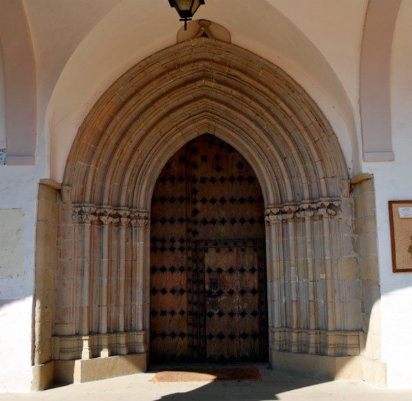 Portada de San Esteban, la magnífica iglesia de Muruzábal. Imagen de José Holguera (www.grabadoyestampa.com) para guiarte.com.