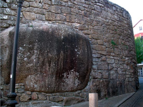 Las piedras ciclópeas dan encanto a las milenarias murallas de Viseo. Guiarte.com.