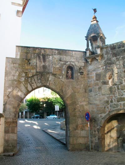 La puerta de los Cavaleiros, en Viseo, Guiarte.com