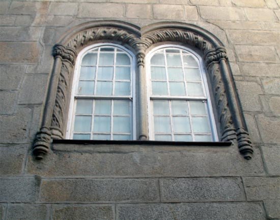 Por las calles de la ciudad se encuentran elementos llenos de encanto, como este  antiguo ventanal. Guiarte.com.