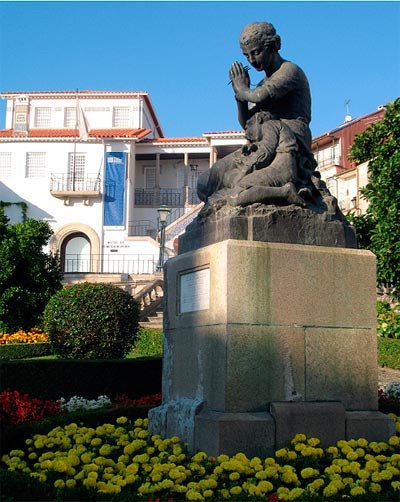 Escultura dedicada a las Madres, en Rossio, Viseo. La obra es de  Oliveira Ferreira. Guiarte.com