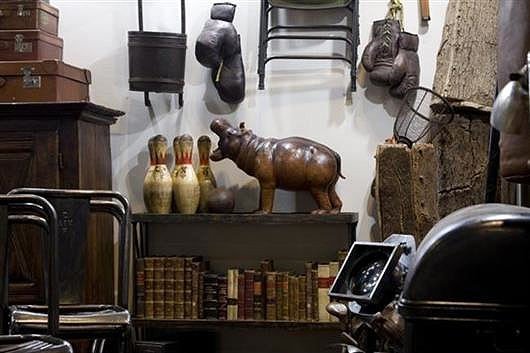  Lámparas estilo bauhaus, escritorios de estilo industrial, muebles Art-Décó&#8230; en Almoneda las piezas son únicas. Foto IFEMA