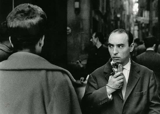 Ignasi Marroyo. Retrato de Joan Colom fotografiando en el Barrio Chino, 1961. Donación del autor. Museu Nacional d&#8217;Art de Catalunya, Barcelona © Joan Colom