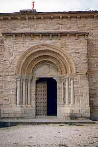 Portada románica de la antigua iglesia del monasterio de Cizur Menor. Fotografía de Juan José Domínguez. guiarte.com