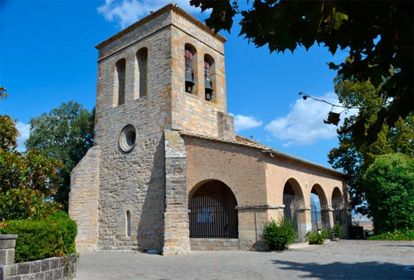 La parroquia de Cizur Menor, dedicada a los santos Emeterio y Celedonio. Imagen de José Holguera (grabadoyestampa.com) para guiarte.com