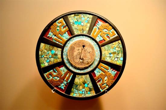 Disco de madera ornamentado con mosaicos de turquesa. Chichén Itzá, Yucatán. Imagen Instituto Nacional de Antropología e Historia (INAH)