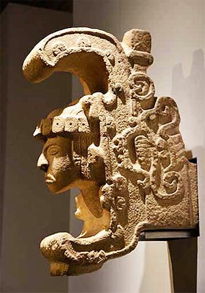 Escultura La Reina de Uxmal. Piedra caliza. Uxmal, Yucatán. Imagen Instituto Nacional de Antropología e Historia (INAH)