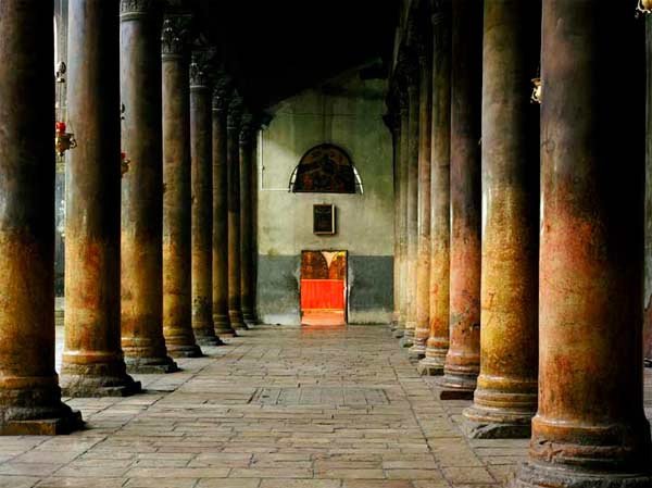 Interior de la Iglesia de la Natividad, en Belén. UNESCO/Federico Busonero