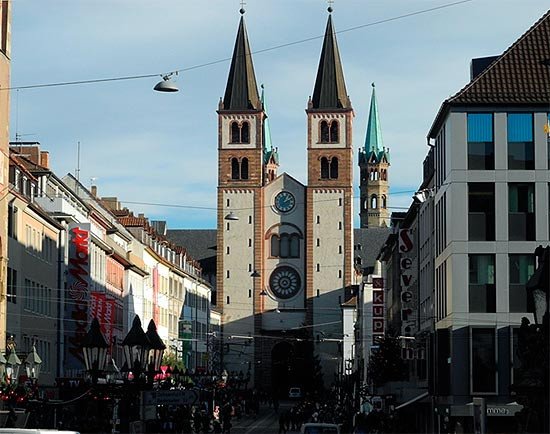 Los campanarios de la catedral destacan en medio de Wurzburgo. Imagen de Luis Javier Alvarez. Guiarte.com