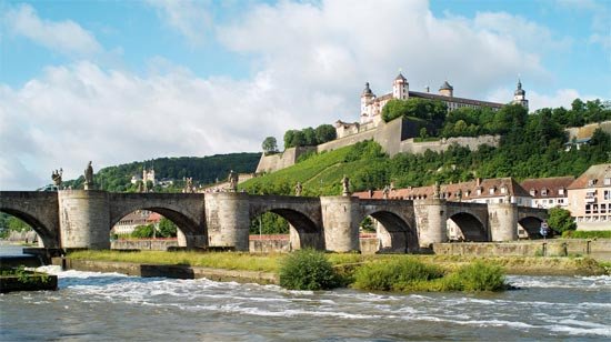 El Viejo Puente, y al fondo la fortaleza de Mariemberg. Imagen de Andreas Bestle/ Turismo Alemán/Congress-Tourismus-Wirtschaft Würzburg