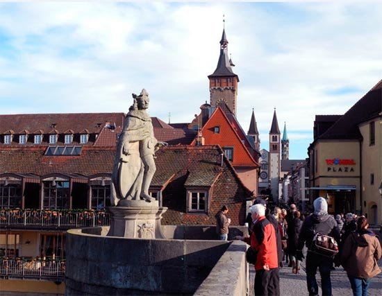 La entrada al viejo casco urbano de Wurzburgo, desde el Puente Viejo, resulta impactante para el turista. Imagen de Luis Javier Alvarez. Guiarte.com