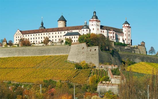 La fortaleza de Mariemberg, entre viñedos. Imagen de Andreas Bestle/ Turismo Alemán/Congress-Tourismus-Wirtschaft Würzburg