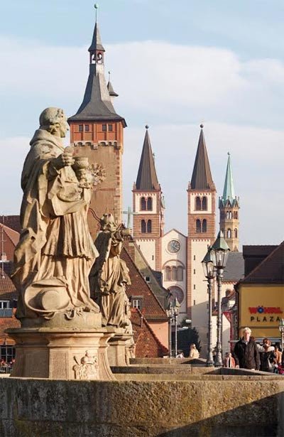Las estatuas de piedra del Viejo Puente sobre el Main, en la ciudad de Wurzburgo. Imagen de Andreas Bestle/Congress-Tourismus-Wirtschaft Würzburg