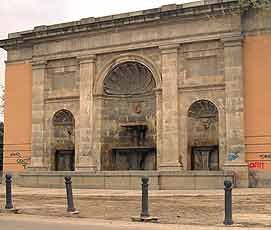 La fuente monumental, ante el palacio de Boadilla. guiarte.com Copyright.