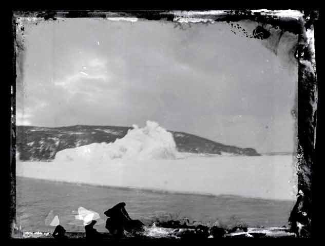 Una de las fotos halladas, tomada desde la cubierta de la Aurora, con la Península Hut Point.Antarctic Heritage Trust, www.nzaht.org 