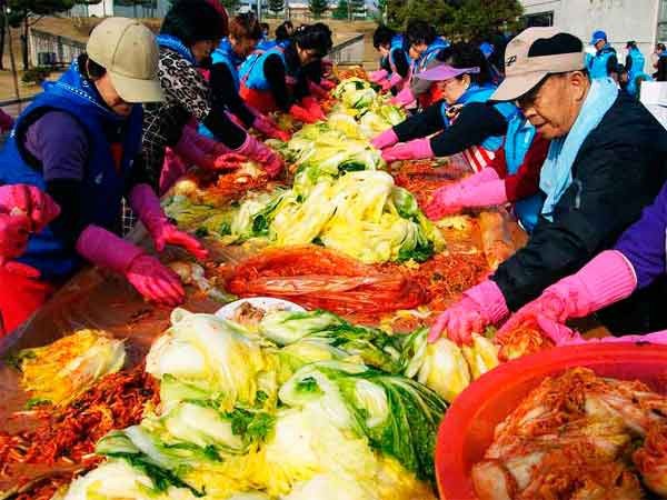 Kimjang: modo de preparar y compartir conservas kimchi (República de Corea)© 2012 by Cultural Heritage Administration