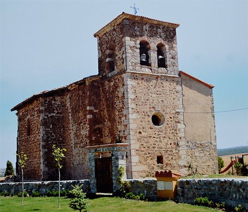 La robusta iglesia de Espinosa del Camino. Imagen de José Holguera (www.grabadoyestampa.com) para guiarte.com