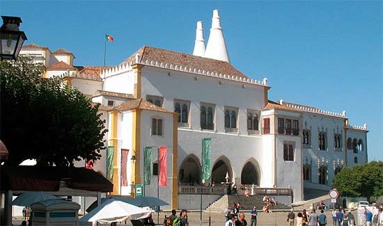 El Palacio Nacional de Sintra con sus chimeneas cónicas. Foto Guiarte.com Copyright.