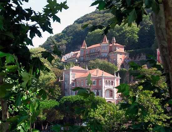 En la montaña de Sintra se adentran las construcciones palaciegas y señoriales. Foto Guiarte.com Copyright.