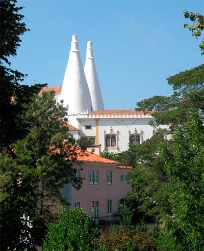 Las dos chimeneas cónicas dominan la estampa del Palacio Nacional de Sintra. Foto Guiarte.com Copyright.