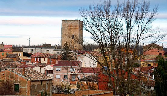 El sólido torreón del antiguo castillo, domina el caserío de Itero, Imagen de José Holguera (www.grabadoyestampa.com) para guiarte.com