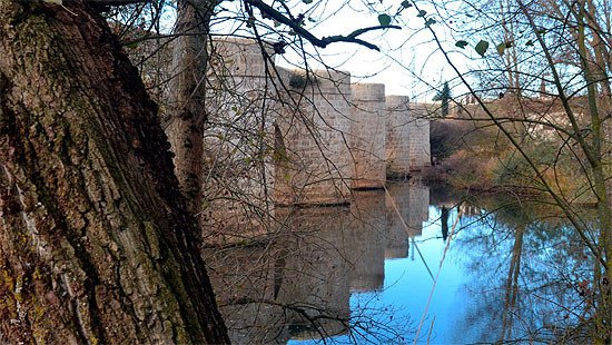 El puente Fitero, se refleja en las aguas del Pisuerga rio que dividía las tierras de Castilla y de León, Imagen de José Holguera (www.grabadoyestampa.com) para guiarte.com