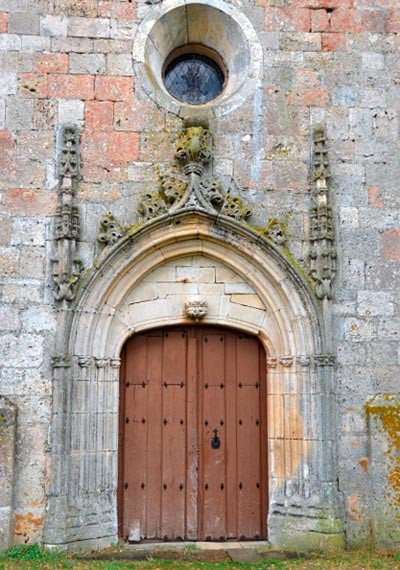 Portada gótica del templo de Ages, Burgosl. Guiarte.com/José Holguera (www.grabadoyestampa.com) 