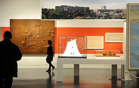 Comisariada por Jean-Louis Cohen, especialista en la obra de Le Corbusier, la muestra reúne 215 objetos para dar a conocer todas las dimensiones del proceso artístico de Le Corbusier