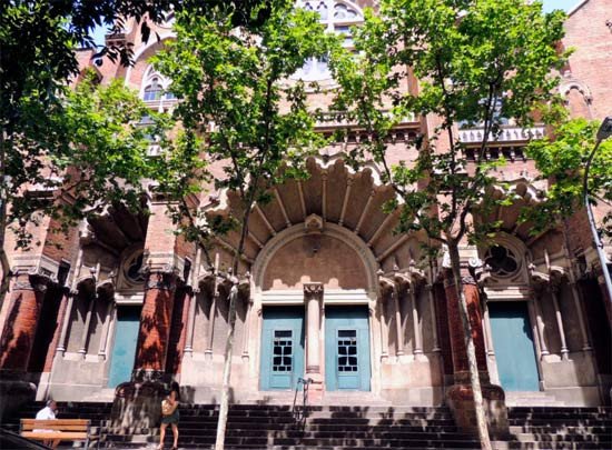 Portada de la iglesia del Hospital de Sant Pau, en Barcelona. Imagen Vicente González/Guiarte.com