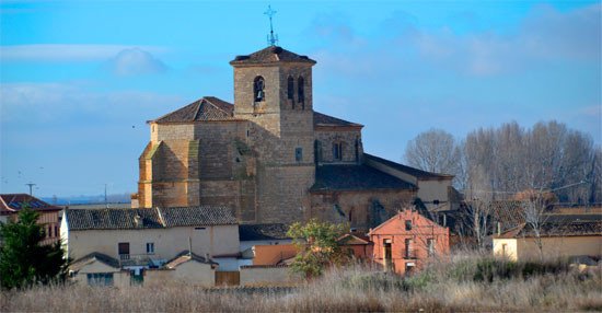 La iglesia parroquial se levanta orgullosa sobre el caserio de Boadilla del Camino.  Imagen de José Holguera (www.grabadoyestampa.com) para Guiarte.com