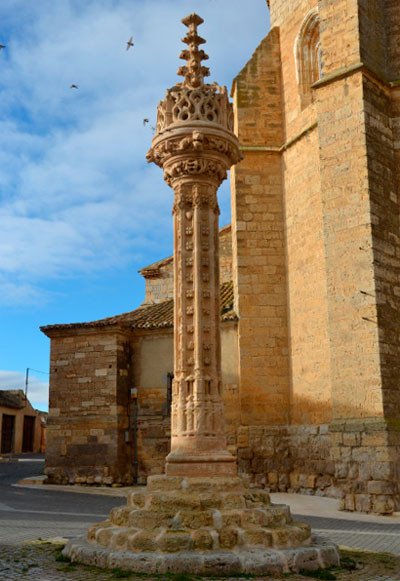 El rolló gótico de Boadilla del Camino, es el más famoso de toda la ruta jacobea.  Imagen de José Holguera (www.grabadoyestampa.com) para Guiarte.com